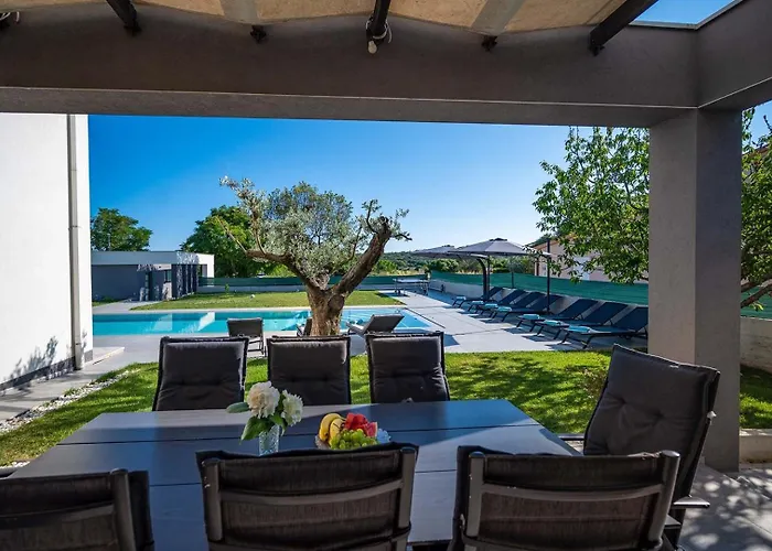 Luen Вилла Пула